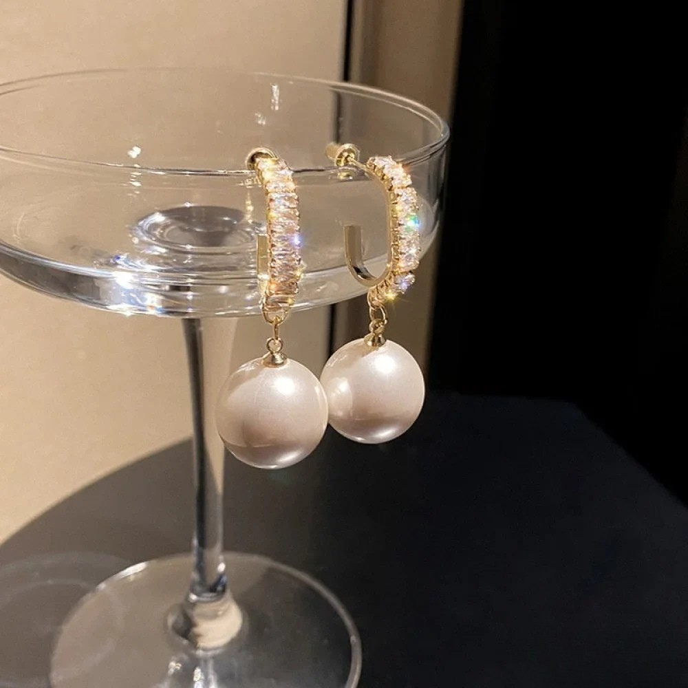 Elegantné náušnice s perlami a zirkónmi