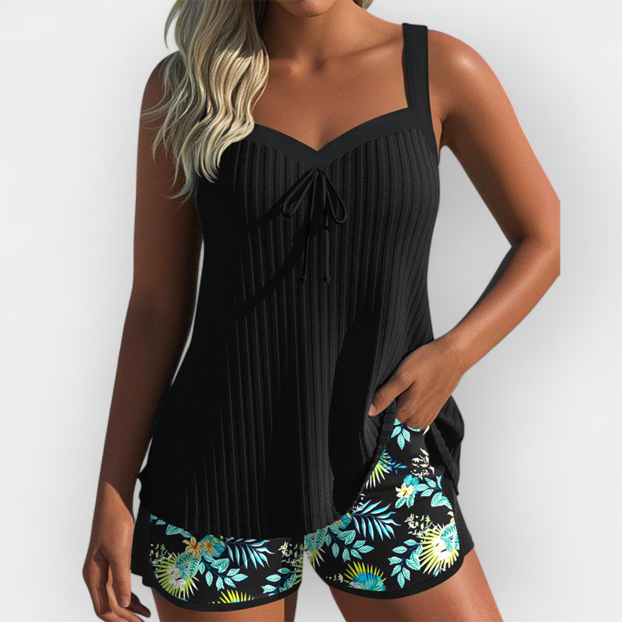 Tankini dungat din două piese cu pantaloni scurți