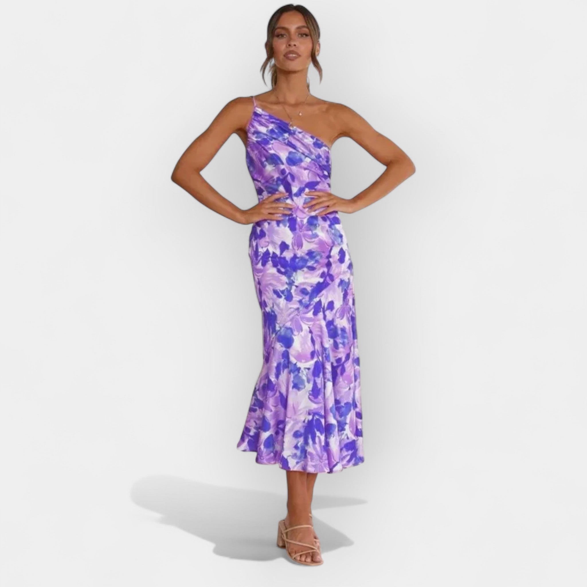 Rochie asimetrică cu bretea subțire – chic și ușor de purtat