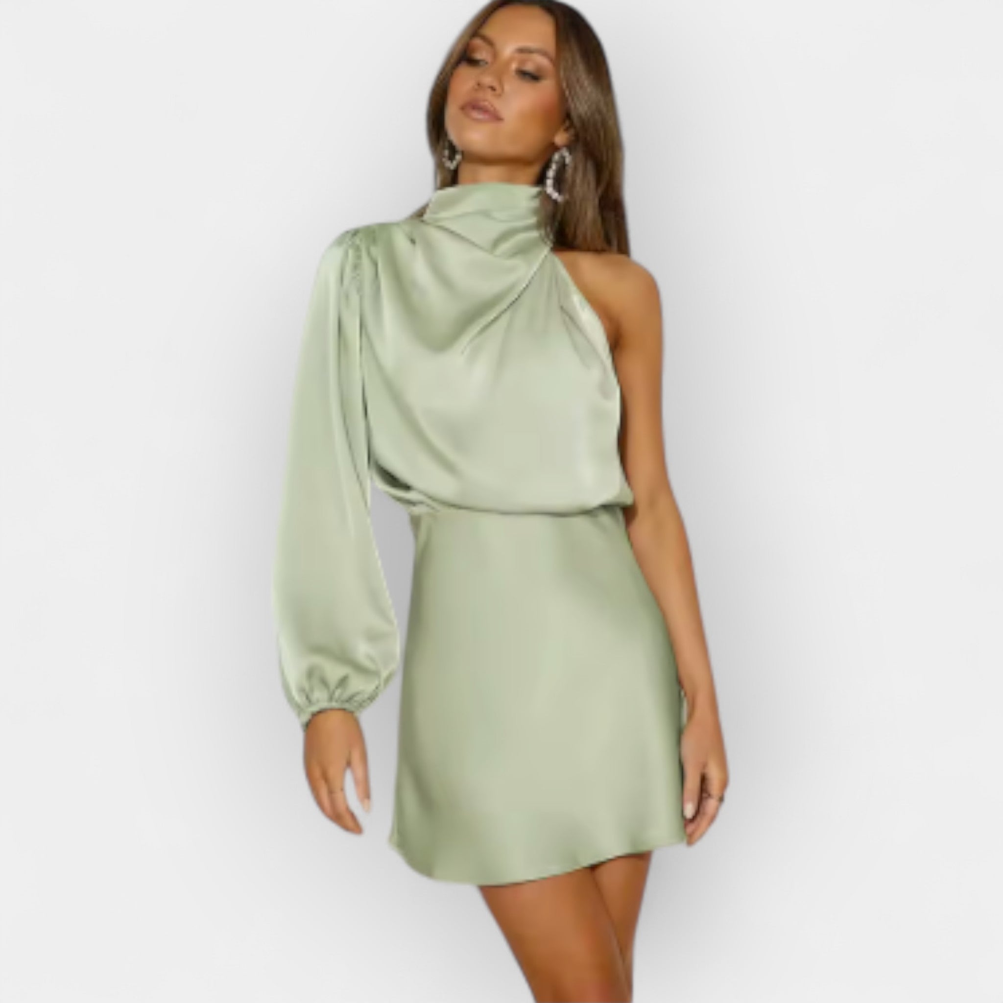 Rochie satinată asimetrică și elegantă