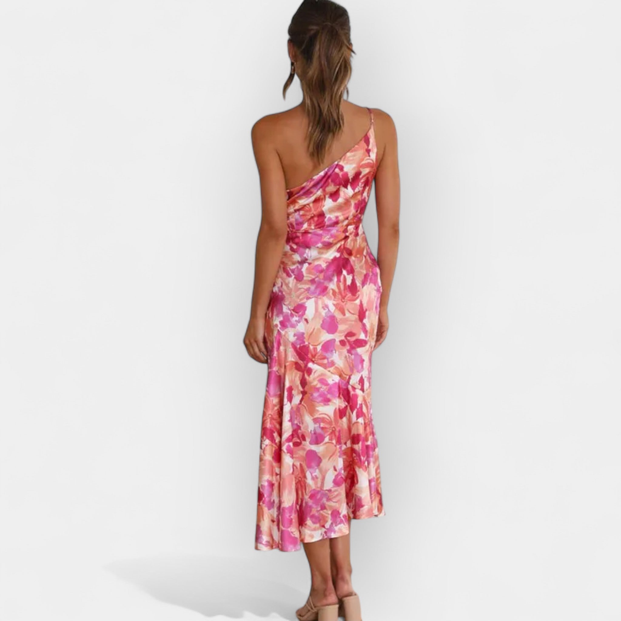 Rochie asimetrică cu bretea subțire – chic și ușor de purtat