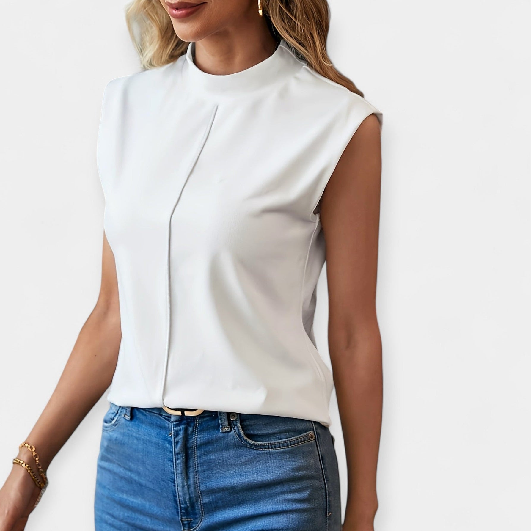 Bluză fără mâneci cu croială elegantă