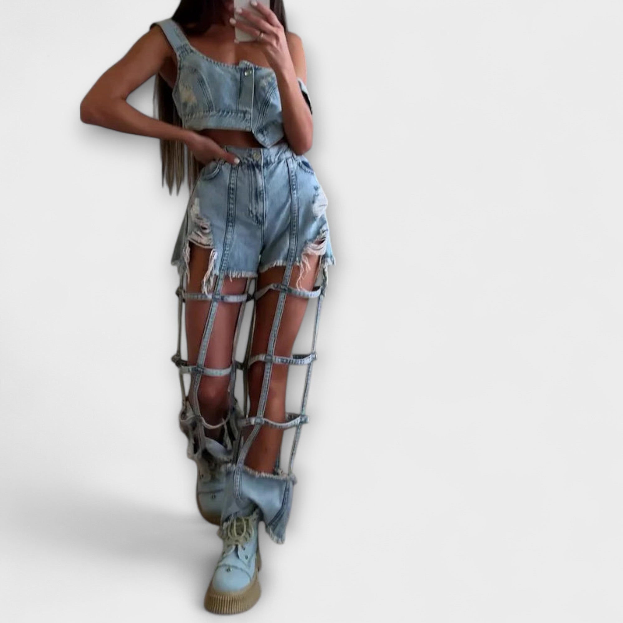 Gaia - Štýlový svetlomodrý denimový crop top s detailmi na ramienkach a roztrhnutými šortkami