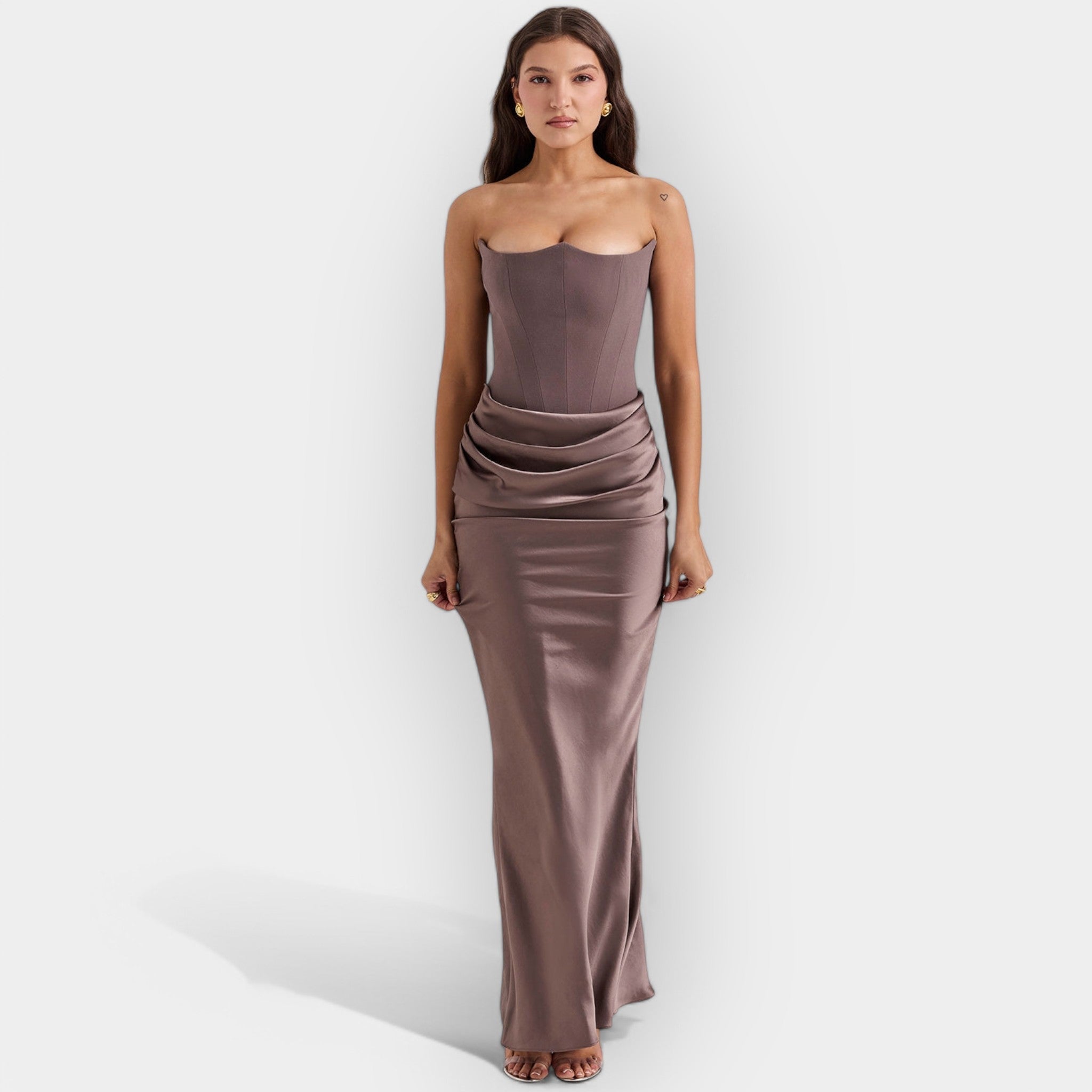 Rochie lungă fluidă și rafinată