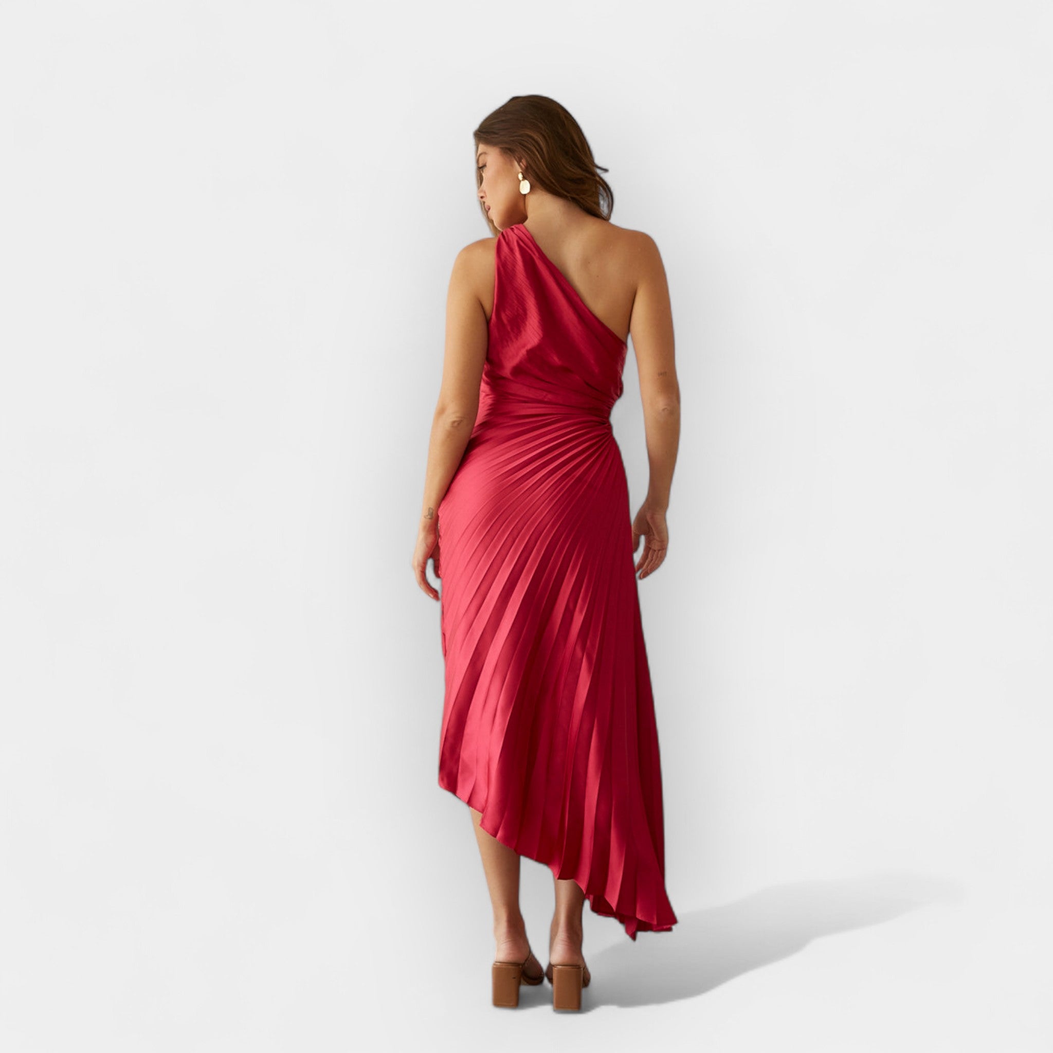 Rochie midi plisată cu un umăr – elegantă și rafinată